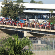 Cientos de haitianos cruzan el puente sobre el río Masacre que divide a Juana Méndez con Dajabón
