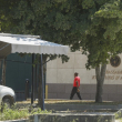 Un hombre ingresa a la embajada de Estados Unidos en Puerto Príncipe, Haití, el domingo 10 de marzo de 2024. Un vuelo chárter que transportaba a docenas de ciudadanos estadounidenses que huían de la creciente violencia de las pandillas en Haití aterrizó el domingo 17 de marzo de 2024 en Miami, EE.UU. dijeron funcionarios del Departamento de Estado.