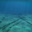 Fotografía muestra cables submarinos en el fondo del océano en el Mar Mediterráneo.