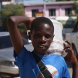 Algunos de los menores haitianos frecuentan en los establecimientos de comida para pedir dinero o alimentos para comer, mientras que otros recorren las calles para limpiar zapatos, vender palomitas, dulces u otros artículos