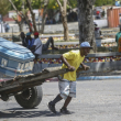 Un hombre transporta un ataúd en Puerto Príncipe.