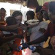 Mujeres se disputan alimentos para sus hijos en un refugio para familias desplazadas por la violencia de las pandillas, en Puerto Príncipe, Haití, 22 de marzo de 2024