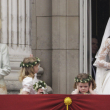 Carlos III y Camila, observan cómo el príncipe William besa a Kate en el balcón del Palacio de Buckingham después de su boda real en Londres el viernes 29 de abril de 2011