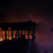 Los bomberos extinguen un gran incendio en la sala de conciertos Crocus City Hall tras el tiroteo en Krasnogorsk, en las afueras de Moscú, el 22 de marzo de 2024.