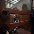 Saidakrami Murodalii Rachabalizoda, sospechoso de participar en el ataque a una sala de conciertos que mató a 137 personas, el ataque más mortífero en Europa reivindicado por el grupo yihadista Estado Islámico, se sienta dentro de la jaula del acusado mientras espera su audiencia de prisión preventiva en el Tribunal de Distrito de Basmanny en Moscú el 24 de marzo de 2024.