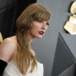 Taylor Swift llega a la 66a edición de los Premios Grammy el 4 de febrero de 2024, en Los Ángeles. Un fotógrafo le dijo a la policía que el padre de Taylor Swift le dio un puñetazo en la cara en el paseo marítimo de Sídney el martes 27 de febrero de 2024, horas después de que terminara la gira australiana de la estrella del pop. (Foto de Jordan Strauss/Invision/AP, Archivo)