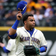 Nelson Cruz se quita la gorra luego de una ovación del público