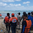 Miembros de la Defensa Civil y otros organismos buscan joven desaparecido en playa de Puerto Plata.