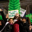 Unos consumidores de marihuana celebran la legalización del consumo recreativo del cannabis en Alemania, el 1 de abril de 2024 en Berlín.