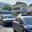 La ciudad de Baní permanece taponada por el tráfico hacia y desde el sur del país, lo que se agravó durante Semana Santa, mientras la avenida de circunvalación ahora necesita otros 18 meses para concluirla.