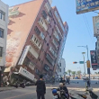 Foto de un edificio parcialmente colapsado en Hualien, al este de Taiwán, hoy miércoles.
