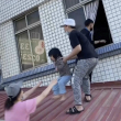 En esta imagen tomada de un video difundido por TVBS, residentes rescatan a un niño de un edificio parcialmente derrumbado en Hualien, al este de Taiwán