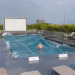 Turista dentro de la piscina de un hotel cuando ocurrió el fuerte sismo en Taiwán que cobro la vida de al menos nueve personas.