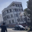 En esta imagen tomada de un video de TVBS se ve el colapso parcial de un edificio, el miércoles 3 de abril de 2024, en Hualien, en el este de Taiwán.