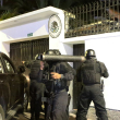 Fuerzas especiales de la policía ecuatoriana intentan irrumpir en la embajada de México en Quito para detener al exvicepresidente de Ecuador Jorge Glas, el 5 de abril de 2024