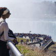 La gente ve las Cataratas del Niágara desde Terrapin Point en Niagara Falls, Nueva York, EE. UU., 7 de abril de 2024.