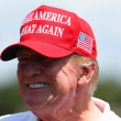 El expresidente de EE.UU. Donald Trump es visto en el campo de prácticas durante el tercer día del LIV Golf Invitational - Miami en el Trump National Doral Miami el 7 de abril de 2024 en Florida