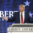 El candidato presidencial republicano Donald Trump gesticula durante un discurso en la Universidad Liberty en Lynchburg, Virginia, el 18 de enero de 2016.