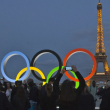 Los anillos olímpicos, instalados en la plaza del Trocadero, con vistas a la Torre Eiffel, un día después del anuncio oficial de que la capital francesa albergará los JJOO de 2024.