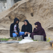 Palestinos visitan las tumbas de sus familiares que murieron en la guerra entre Israel y Hamás en el primer día de la festividad musulmana Eid al-Fitr, en Deir al-Balah, Gaza, el miércoles 10 de abril de 2024