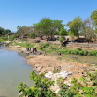 Fotografía muestra haitianos en busca de poder recibir agua del río Masacre y así desviarla hacia Haití a través del canal que construyen.