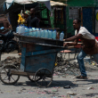 Un vendedor ambulante huye de la violencia de las pandillas en Puerto Príncipe el 8 de abril de 2024.