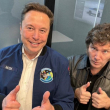 Esta imagen publicada por la presidencia argentina muestra al presidente de Argentina, Javier Milei (derecha), y al director ejecutivo de Tesla, Elon Musk (i), posando para una fotografía durante la visita de Milei a la fábrica de Tesla en Austin, Estados Unidos, el 12 de abril de 2024.