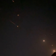 muestra explosiones iluminando el cielo en Hebrón