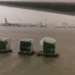 Aeropuerto internacional de Dubai inundado tras la lluvia torrencial que está azotando al Medio Oriente desde hace tres días.