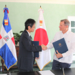 El embajador de Japón en el país, Masahiro Takagi, y el canciller dominicano Roberto Álvarez, hacen los saludos protocolares durante la firma.