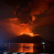 En esta imagen difundida por la Agencia Regional de Manejo de Desastres de Sitaro, se puede ver lava ardiente que brilla en el cráter del monte Ruang durante su erupción en la isla Sangihe, el miércoles 17 de abril de 2024, en Indonesia.