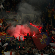 Los seguidores del Barcelona celebran al final del partido de ida de los cuartos de final de la Liga de Campeones entre el Paris Saint-Germain y el Barcelona en el estadio Parc des Princes de París, el miércoles 10 de abril de 2024.