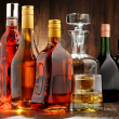 Composición con botellas de bebidas alcohólicas variadas.