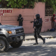La policía detiene una camioneta para inspeccionarla en Puerto Príncipe, Haití, el lunes 22 de abril de 2024.