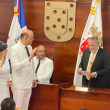 Ulises Jiménez y Mariana Moreno al ser juramentados en la alcaldía de Santiago por el presidente de la junta municipal, Haime Thomas.