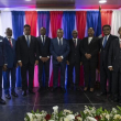 El primer ministro interino, Michel Patrick Boisvert, quinto desde la izquierda, posa para una fotografía grupal con miembros de un consejo de transición encargado de seleccionar un nuevo primer ministro y gabinete, en Puerto Príncipe, Haití / ap