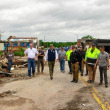 El gobernador de Oklahoma, Kevin Stitt, visita varias localidades tras el paso de los tornados