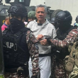 La Policía Ecuatoriana muestra al exvicepresidente ecuatoriano Jorge Glas siendo escoltado por miembros del Grupo de Acción Penitenciaria Especial (GEAP) durante su llegada a la prisión de máxima seguridad La Roca en Guayaquil el 6 de abril.