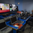 El ingeniero Mohammad Salameh trabaja ayer en la sala de control de la oficina de la cadena Al Jazeera en la ciudad de Ramala, en Cisjordania.