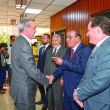 El presidente Luis Abinader cuando era saludado en el lobby del Listín Diario por Miguel Franjul, Manuel Corripio, Fabio Cabral y Juan Eduardo Thomas.