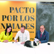 Abel Martínez, quien acudió con su mascota, firma el pacto junto a la presidenta de FEDDA, Lorenny Casado, y el director del Listín Diario, Miguel Franjul.