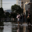 calle inundada en el barrio de Cidade Baixa en Porto Alegr