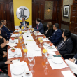 El candidato presidencial de la Fuerza del Pueblo, Leonel Fernández, cuando era entrevistado en el espacio "De cara al elector", por los principales ejecutivos del Listín Diario. Le acompaña parte de su equipo técnico y político.