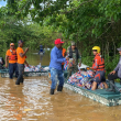 Brigadas de la Defensa Civil distribuyen alimentos a personas afectadas por las lluvias.