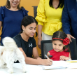 Pilar Amelia y Ana Victoria Franjul Crespo, nietas del director de LISTÍN DIARIO, Miguel Franjul, firman el Pacto por los Animales.