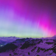 La aurora boreal o aurora boreal ilumina el cielo nocturno sobre Fusch an der Großglocknerstraße, cerca de Zell am See, durante una tormenta geomagnética el 11 de mayo de 2024. El planeta está experimentando su primera tormenta geomagnética "extrema" desde 2003, dijo una agencia estadounidense el pasado mayo. 10, 2024.