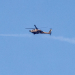 Esta imagen  muestra un helicóptero del ejército israelí disparando un misil a lo largo de la Franja de Gaza el 13 de mayo de 2024, en medio de los combates en curso entre Israel y el grupo militante palestino Hamás