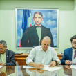 El alcalde Ulises Rodríguez al momento de firmar el acuerdo con José Francisco Deschamps y Jorge Domínguez.