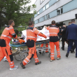 Los trabajadores de rescate llevan al primer ministro eslovaco, Robert Fic