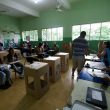 Fotografía muestra a elector en recinto electoral ejerciendo su derecho al voto.